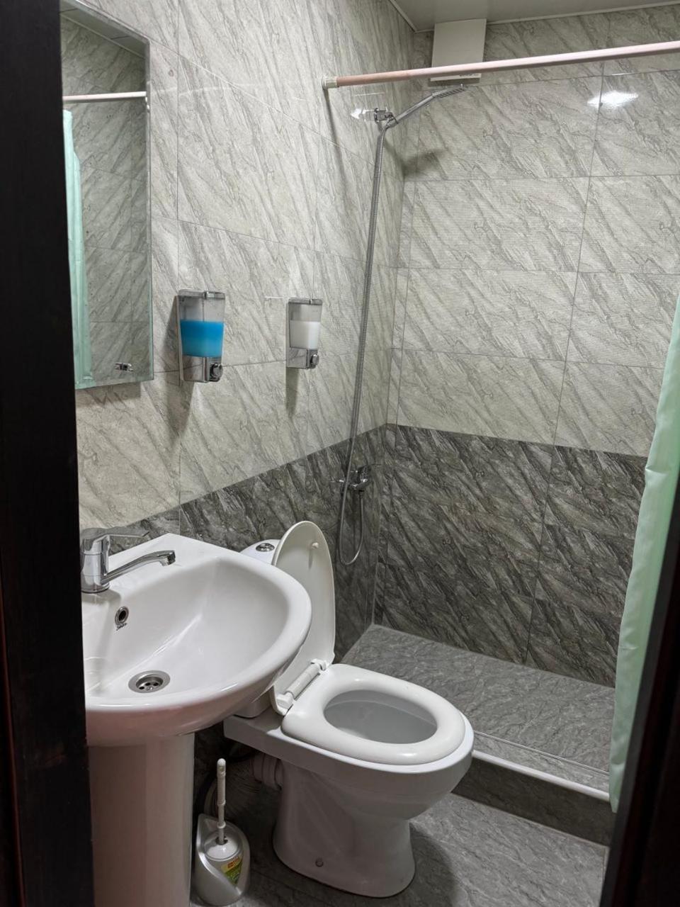 Hotel Skib Tbiliszi Kültér fotó